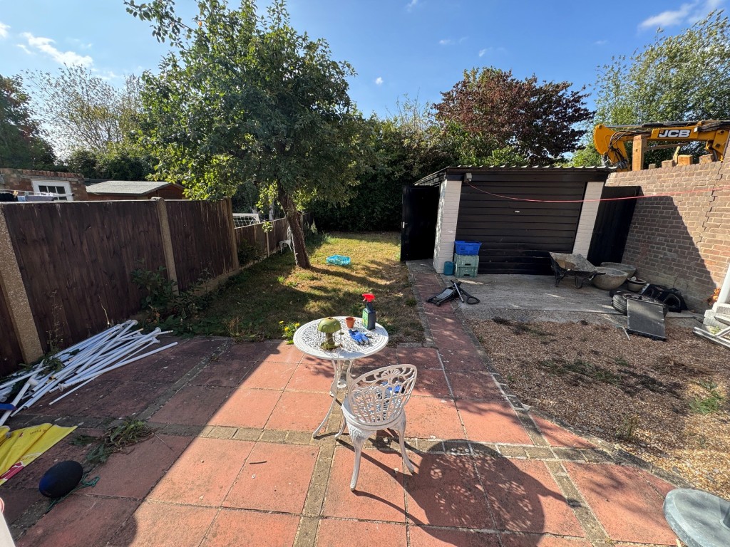 Lot: 118 - THREE-BEDROOM SEMI-DETACHED HOUSE WITH PARKING - Rear garden